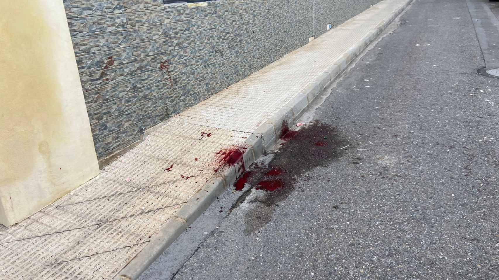 Este domingo por la mañana todavía habían restos de sangre en la calle Santa Obdulia de La Unión.