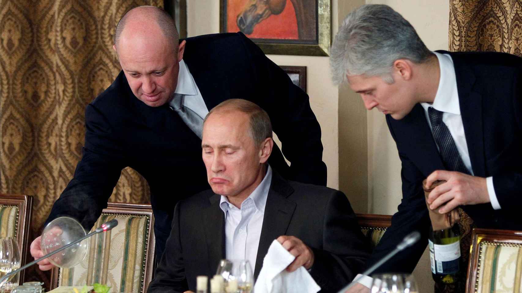Yevgeny Prigozhin sirviendo la comida al presidente de Rusia, Vladímir Putin.