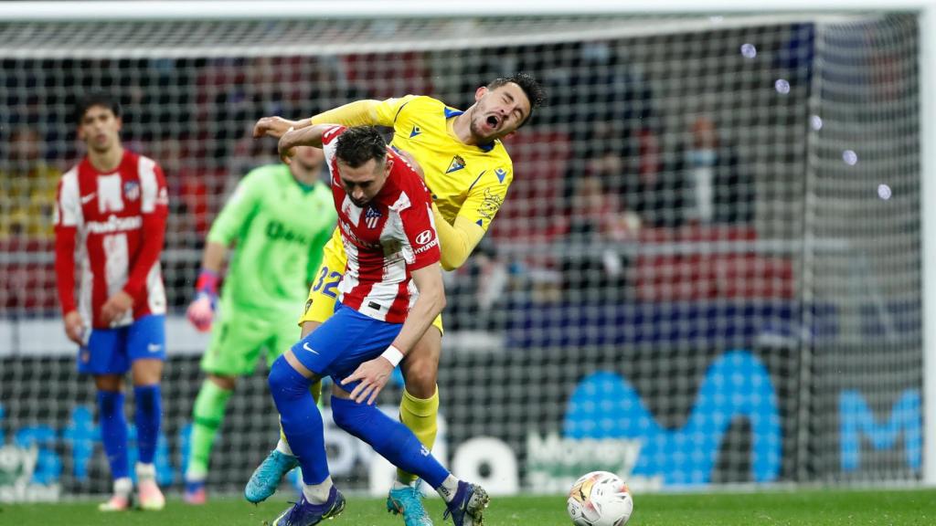 Héctor Herrera y Víctor Chust, durante el choque entre Atlético de Madrid y Cádiz CF.