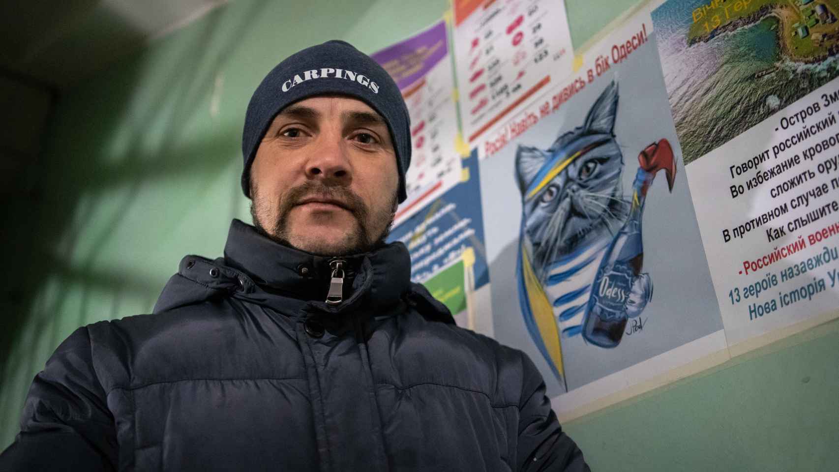 Evgeniy pide salir junto al cartel de un gato con un cóctel molotov que avisa a los rusos de que ya les están esperando.
