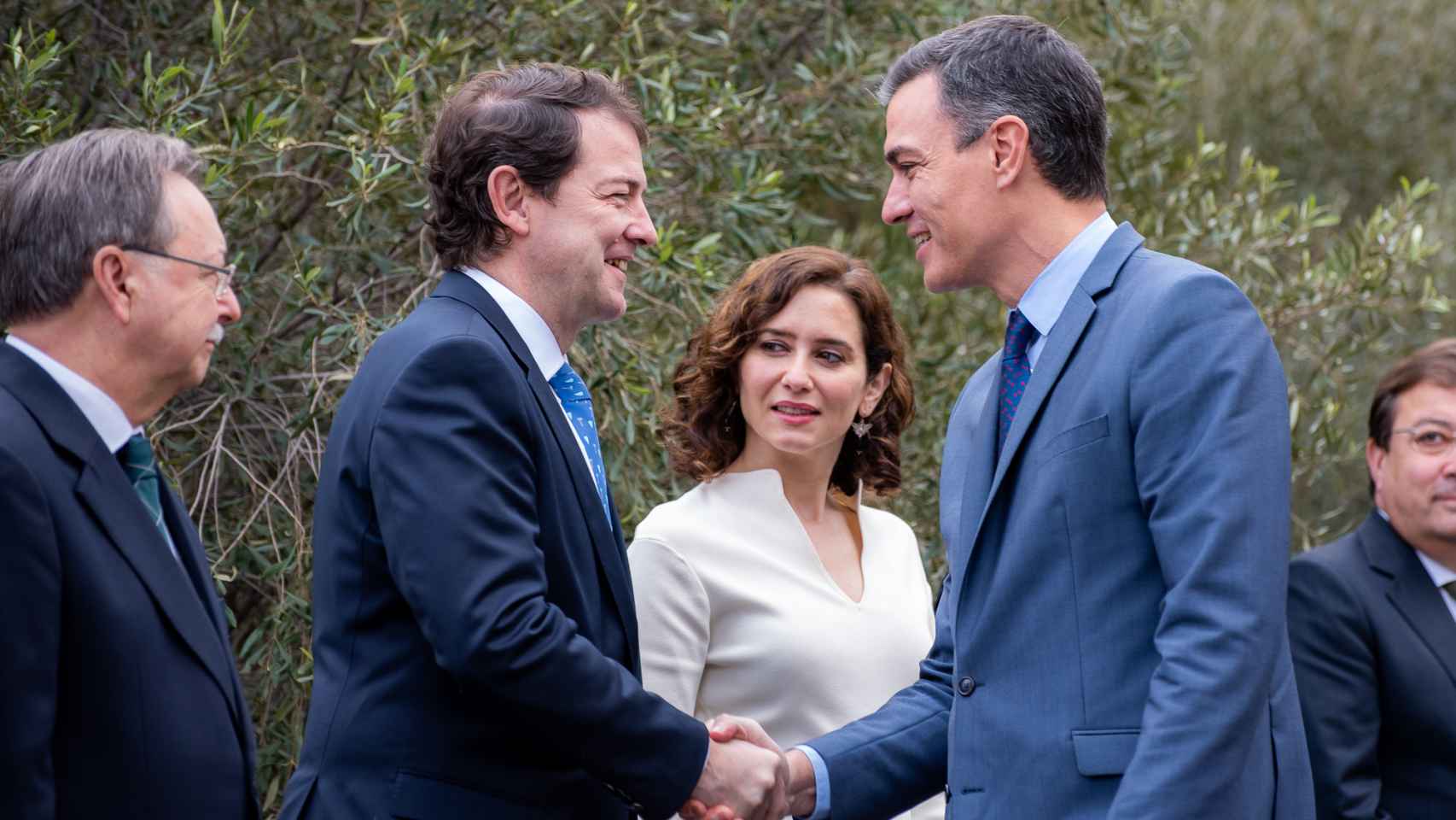 Alfonso Fernández Mañueco, presidente en funciones de la Junta, estrecha la mano a Pedro Sánchez, presidente del Gobierno