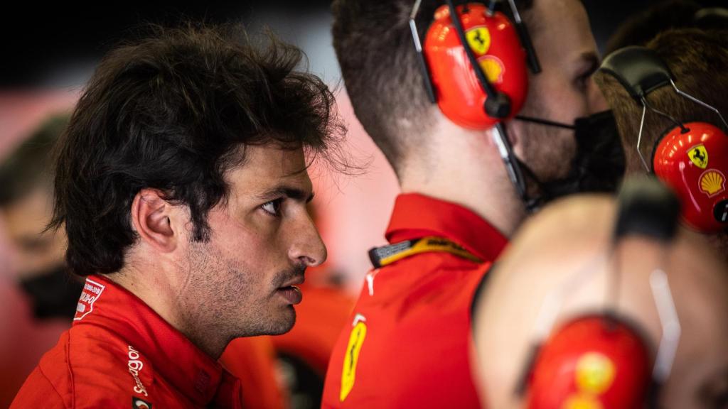 Carlos Sainz dentro del garaje de Ferrari en Bahréin