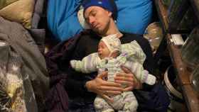 Bohdan Tsymbal junto a su hijo en un refugio en Ucrania