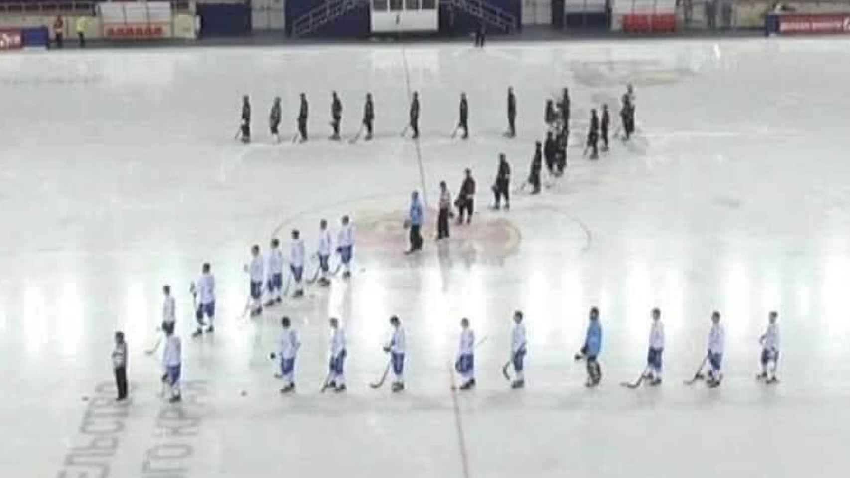 Jugadores del SKA Neftyanik y el Dinamo de Moscú de bandy, creando una Z sobre el hielo en apoyo a Rusia en la guerra contra Ucrania