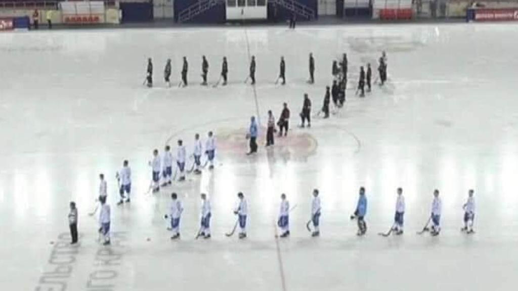 Jugadores del SKA Neftyanik y el Dinamo de Moscú de bandy, creando una Z sobre el hielo en apoyo a Rusia en la guerra contra Ucrania