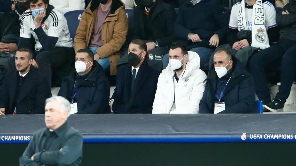 Sergio Ramos, detrás de Ancelotti, en la grada del Santiago Bernabéu