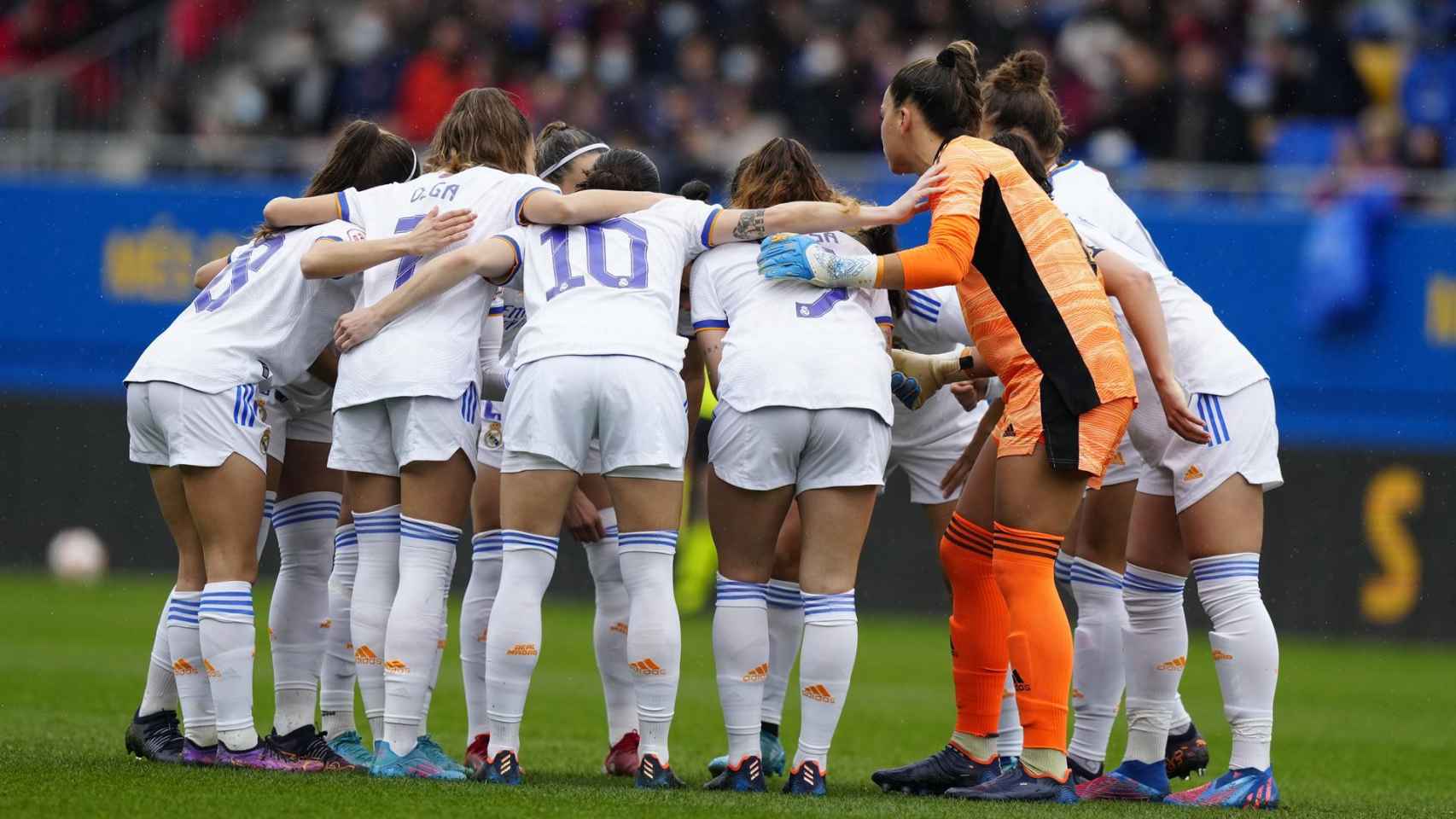 Piña de las jugadoras del Real Madrid Femenino antes del comienzo de El Clásico