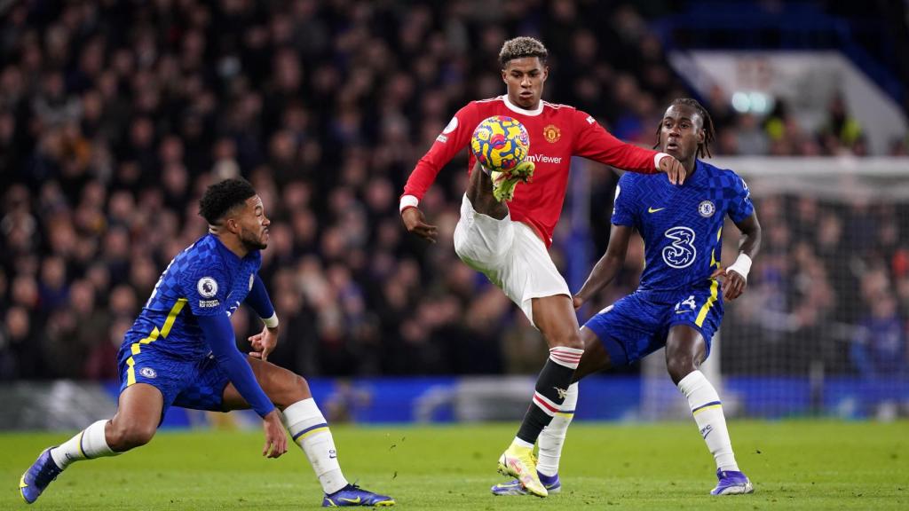 Marcus Rashford, en acción con Reece James y Trevoh Chalobah en el Chelsea - Manchester United