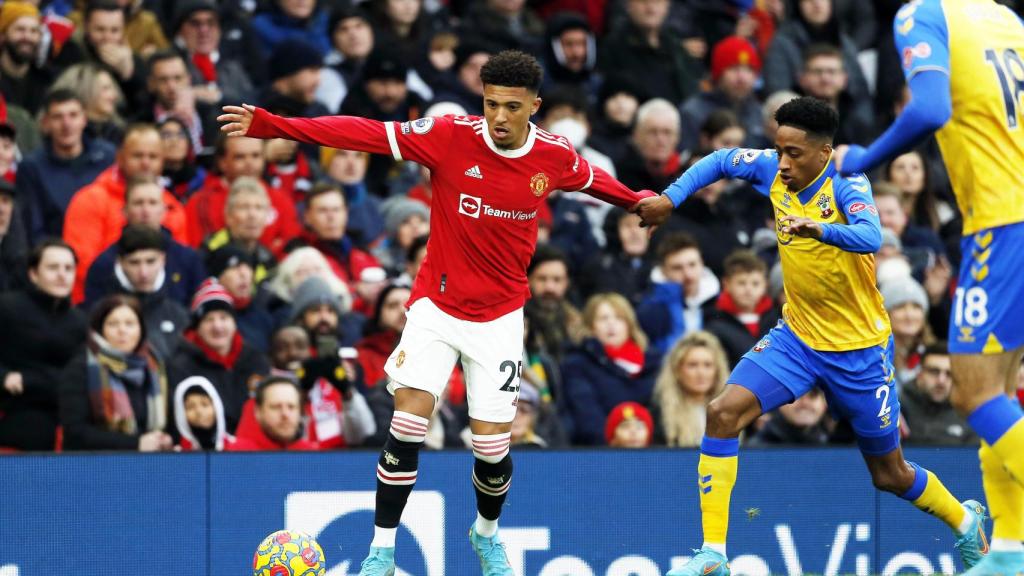 Jadon Sancho ante Kyle Walker-Peters, en el Manchester United - Southampton