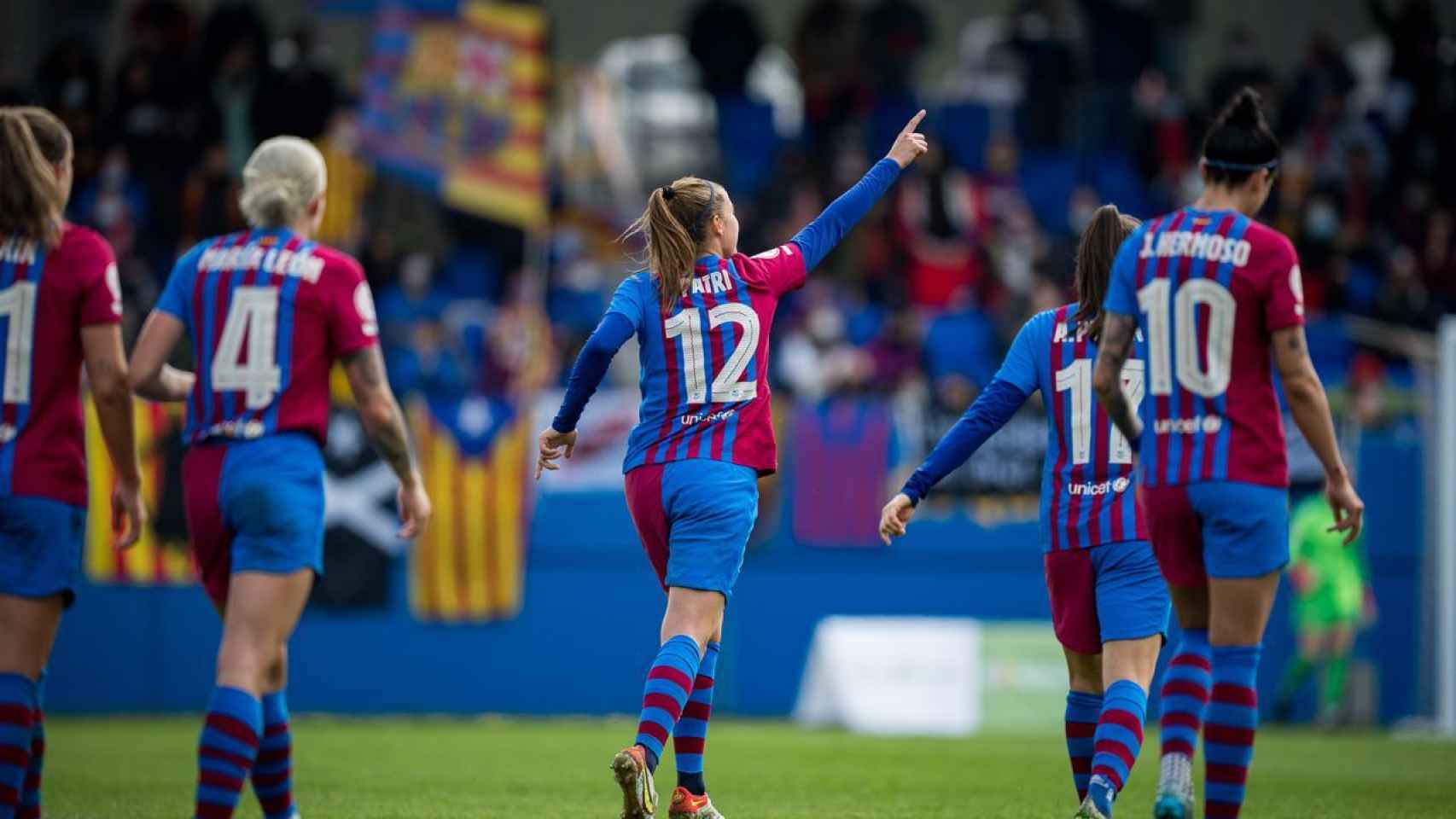 Patri Guijarro señala a la grada para celebrar el 3-0 del Barcelona en El Clásico del fútbol femenino