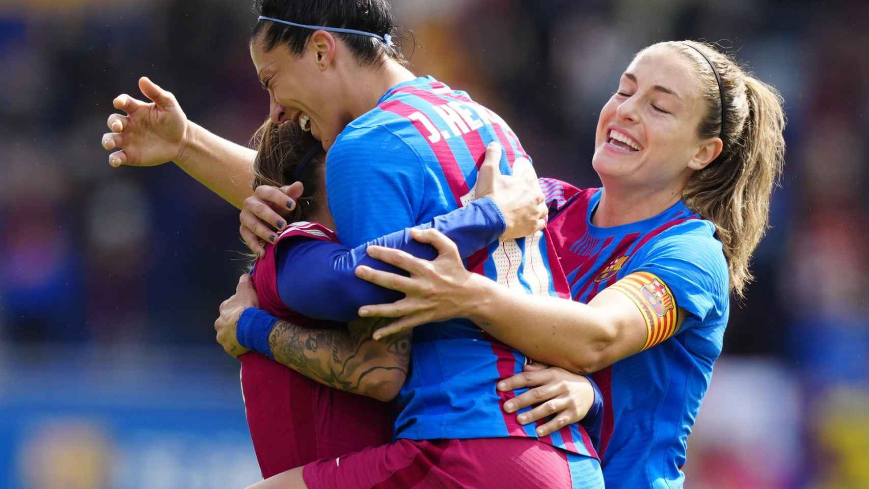 Alexia Putellas y Jenni Hermoso felicitan a Patri Guijarro por su gol
