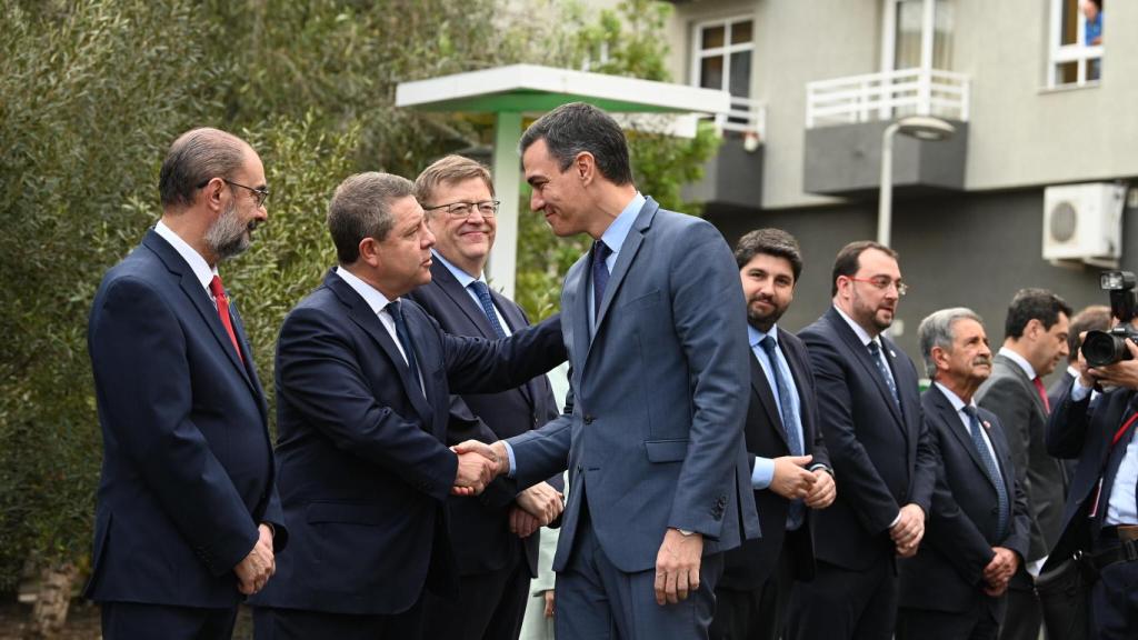 Emiliano García-Page saluda a Pedro Sánchez, este domingo en el marco de la Conferencia de Presidentes en La Palma