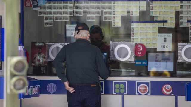 Imagen de un hombre en una administración de lotería