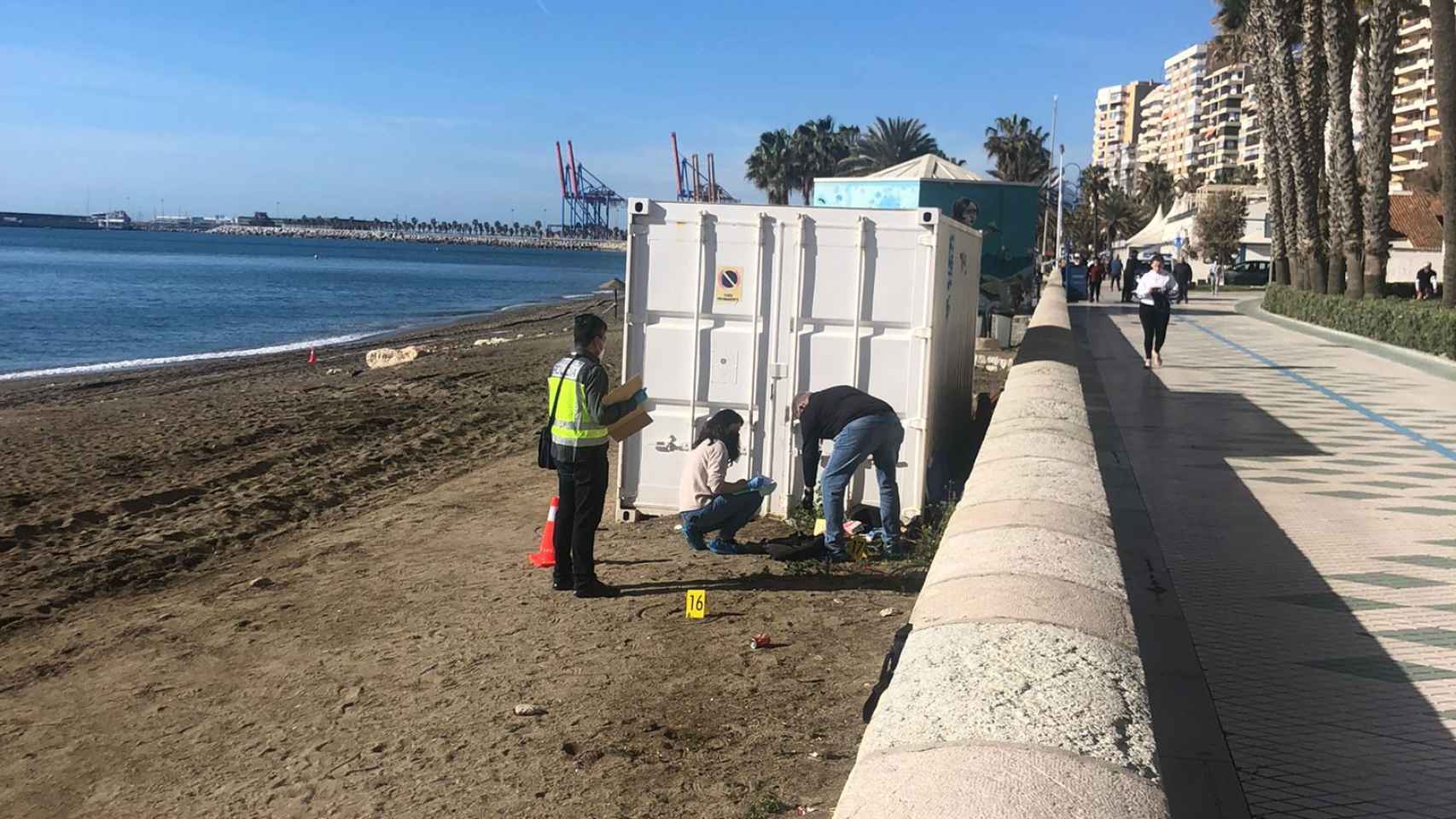 Agentes de la Policía Nacional tras encontrar el cadáver de un hombre junto al Paseo Marítimo Pablo Ruiz Picasso, en Málaga capital.