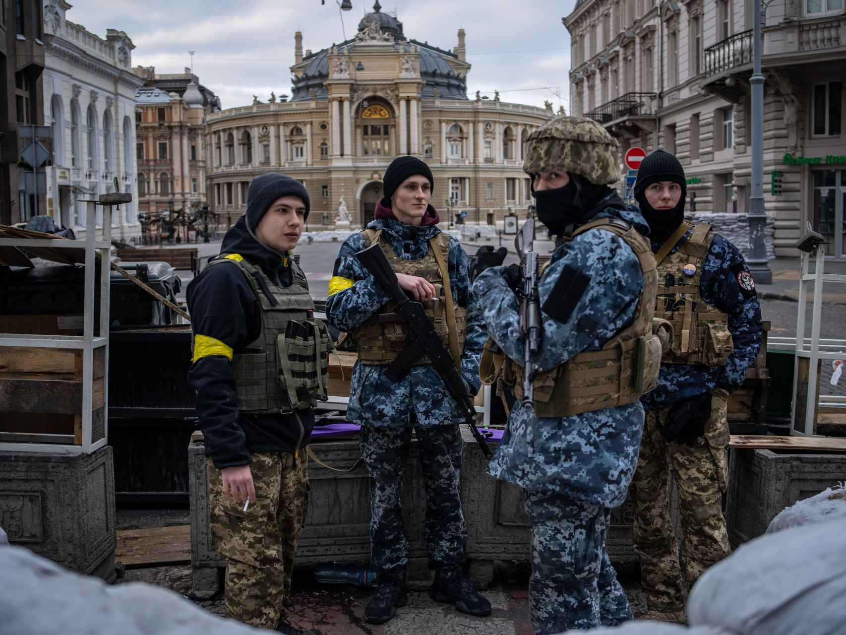 Un grupo de soldados jóvenes comparten tabaco frente a la Ópera de Odesa.
