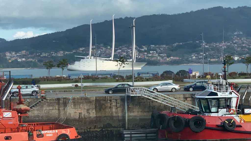 El megayate A en la ría de Vigo.