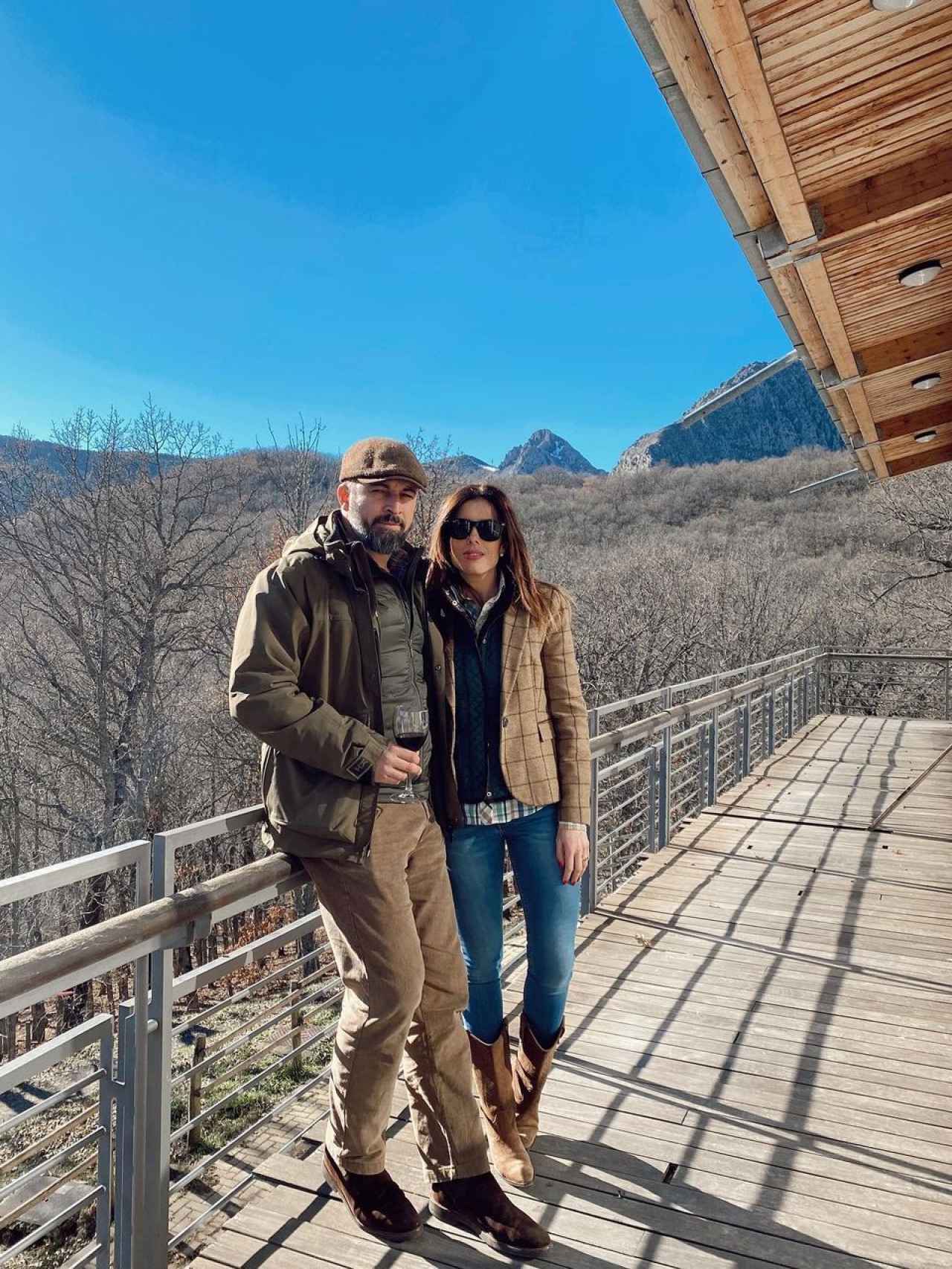 Santiago Abascal y Lidia Bedman en su refugio de la montaña alavesa.