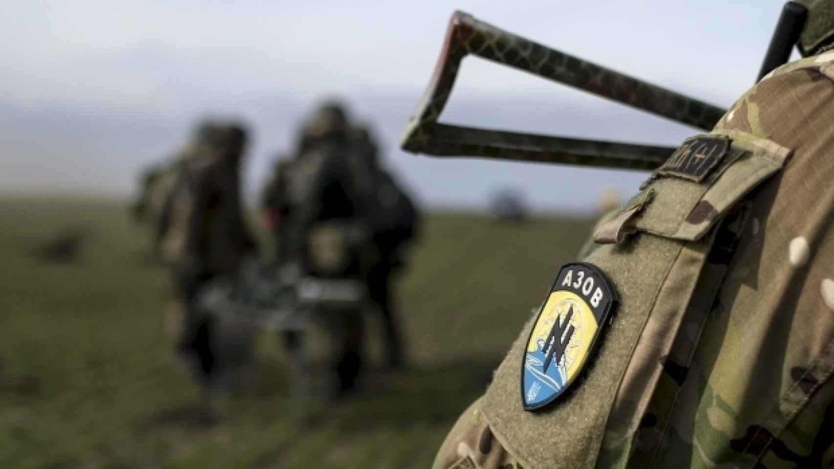 Un mercenario del Grupo Azov, con la tradicional insignia amarilla del grupo.