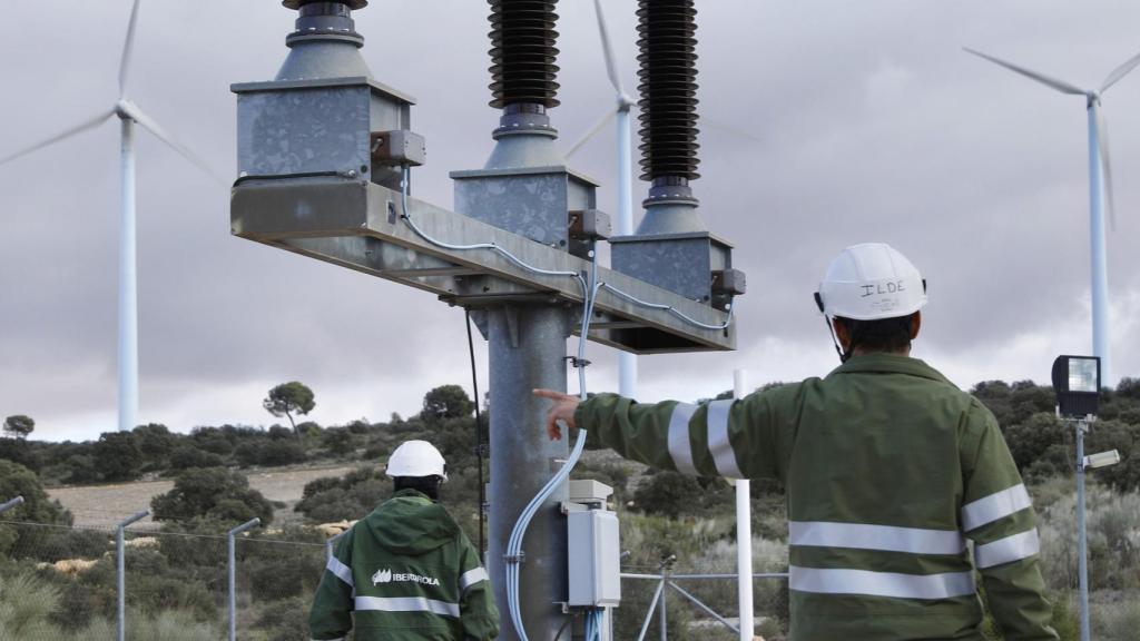 Trabajadores de i-DE en una subestación eléctrica