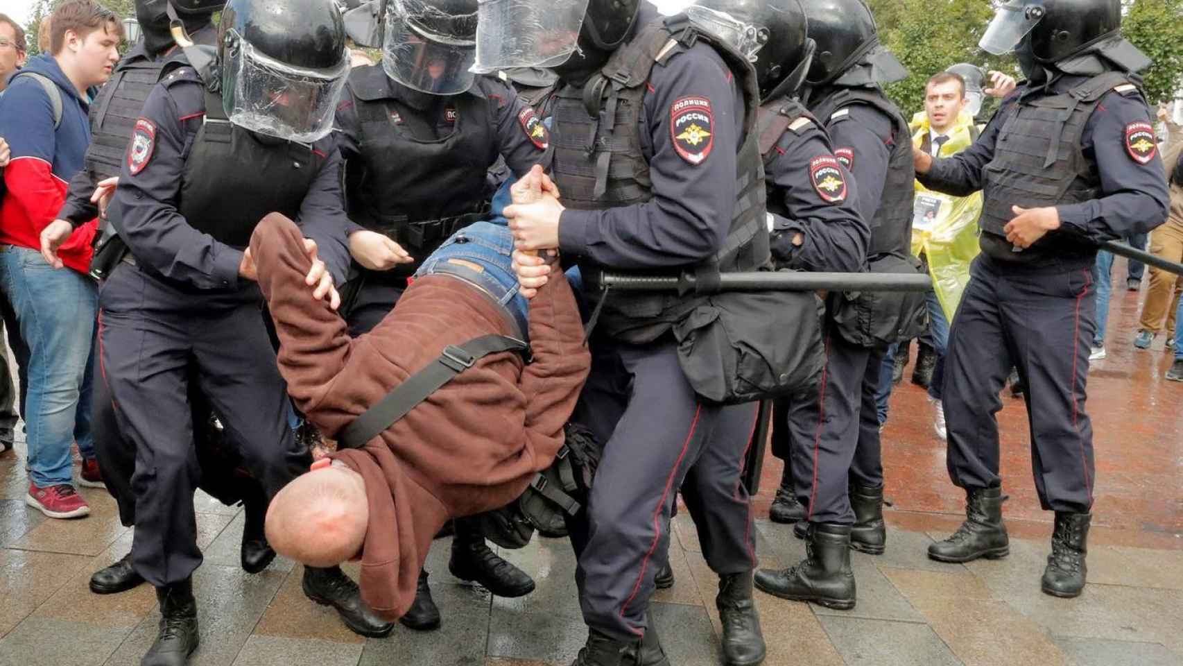 Un manifestante es detenido por los antidisturbios en 2019 en Moscú.