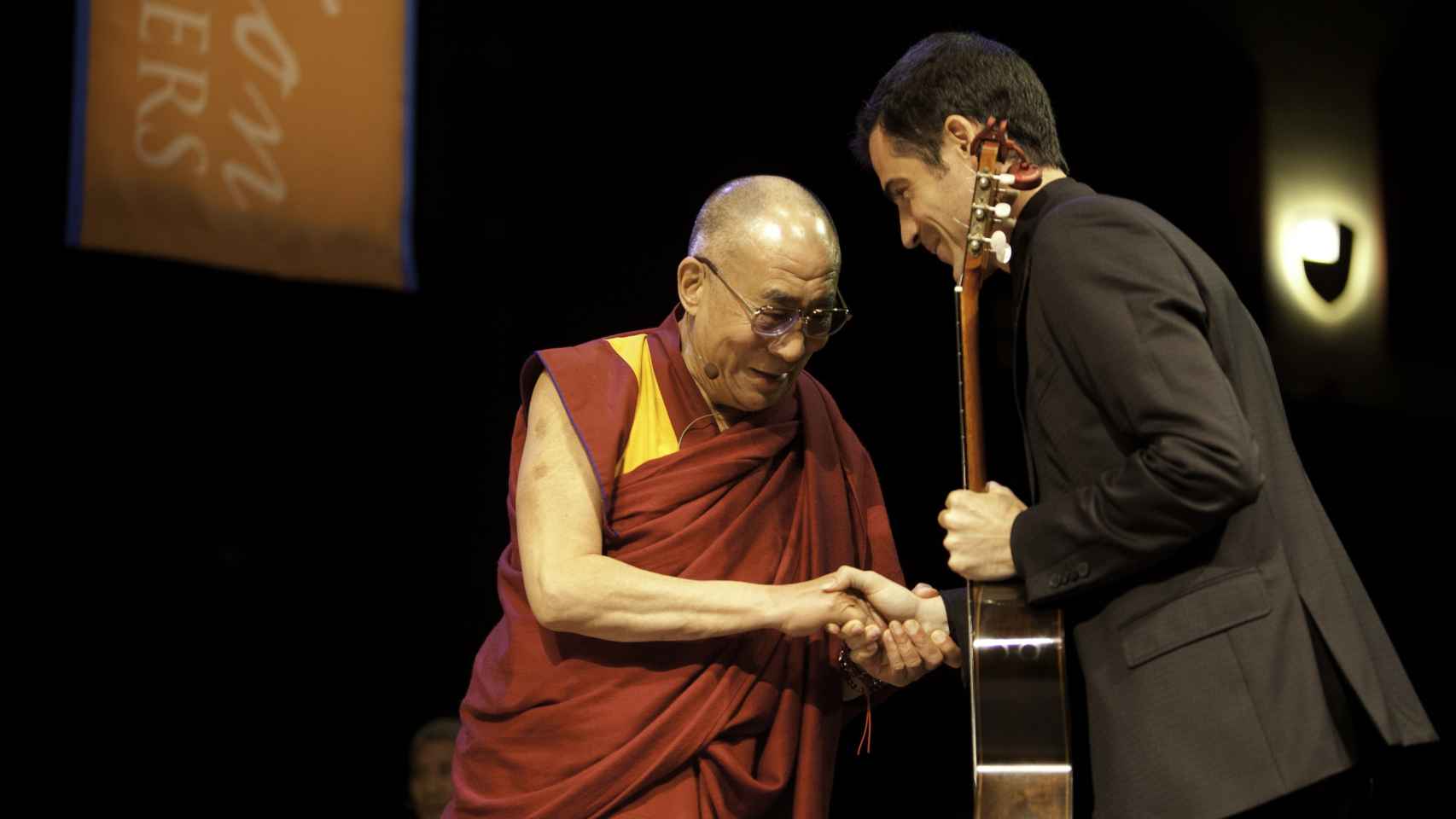 Pablo Sáinz Villegas estrecha la mano del Dalai Lama