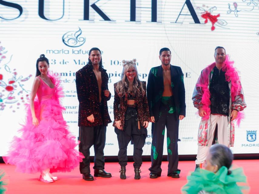 La diseñadora Maria Lafuente, Yolanda Font y Gianluca y Gianmarco Onestini en la pasarela de la colección durante la Pasarela Cibeles Mercedes-Benz Fashion Week Madrid.