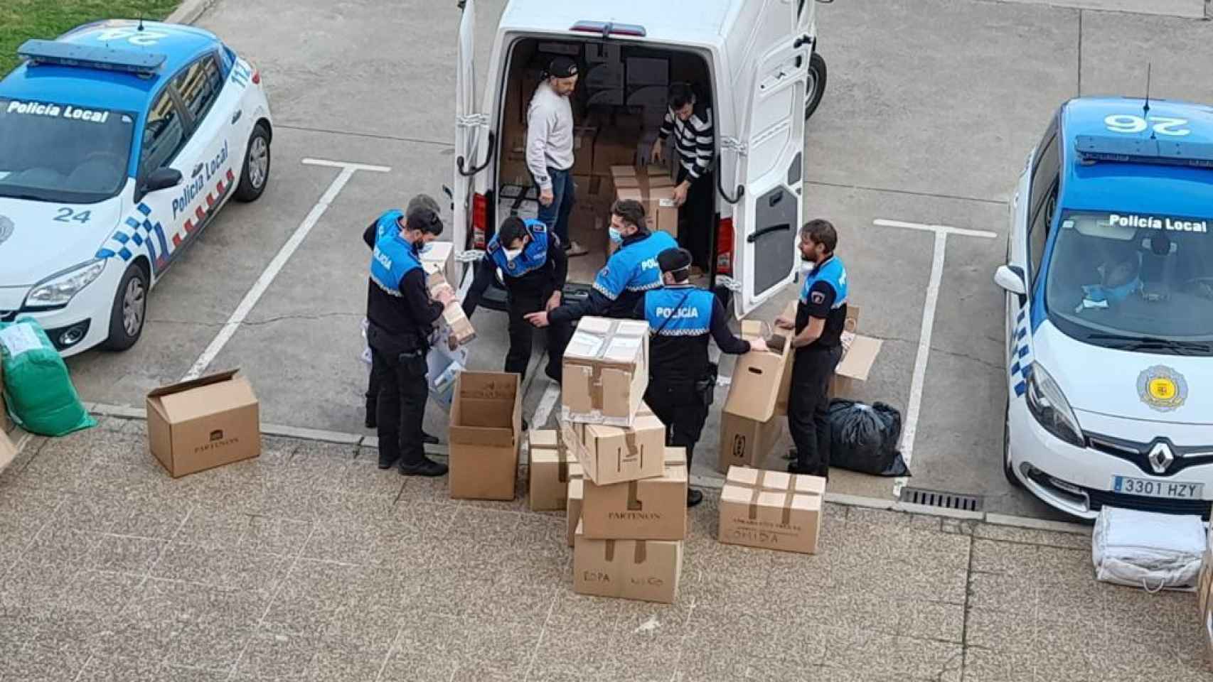 Momentos previos a la salida de la furgoneta con ayuda humanitaria para Ucrania en el cuartel de la Policía Local de Palencia