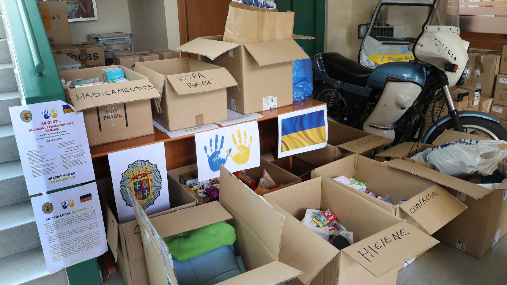 Recogida de ayuda humanitaria para Ucrania en el cuartel de la Policía local de Palencia