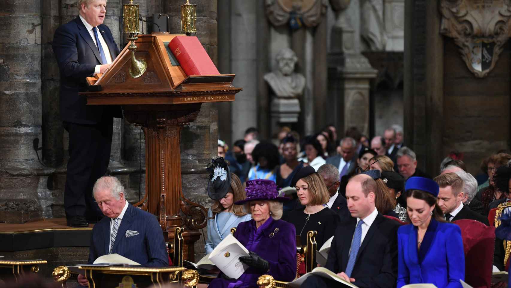 El príncipe Carlos y Camilla junto a los duques de Cambridge escuchando el discurso de Boris Jonhson.
