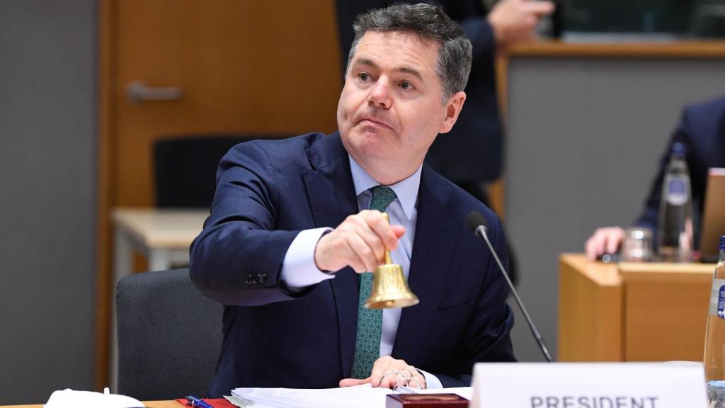 El presidente del Eurogrupo, Paschal Donohoe, usa la campana para dar inicio a la reunión de este lunes