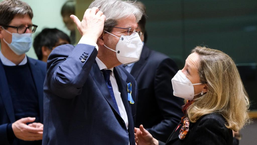 El comisario Paolo Gentiloni conversa con la vicepresidenta Nadia Calviño durante la reunión de este lunes en Bruselas