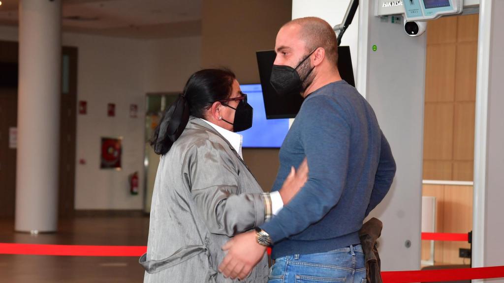 Antonio Tejado junto a su tía, María del Monte, el día del último adiós a su padre, Juan Carlos.