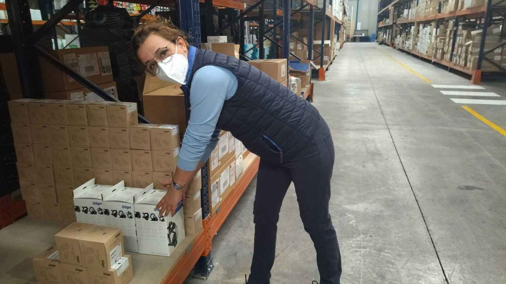 Una empleada de Global Protección gestionando el pedido de una máscara.