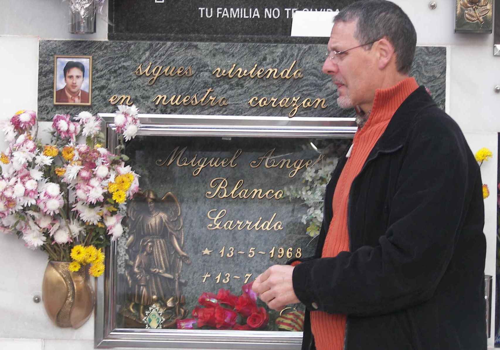 Tumba de Miguel Ángel Blanco en el cementerio de Ermua, antes de ser trasladado a Galicia.
