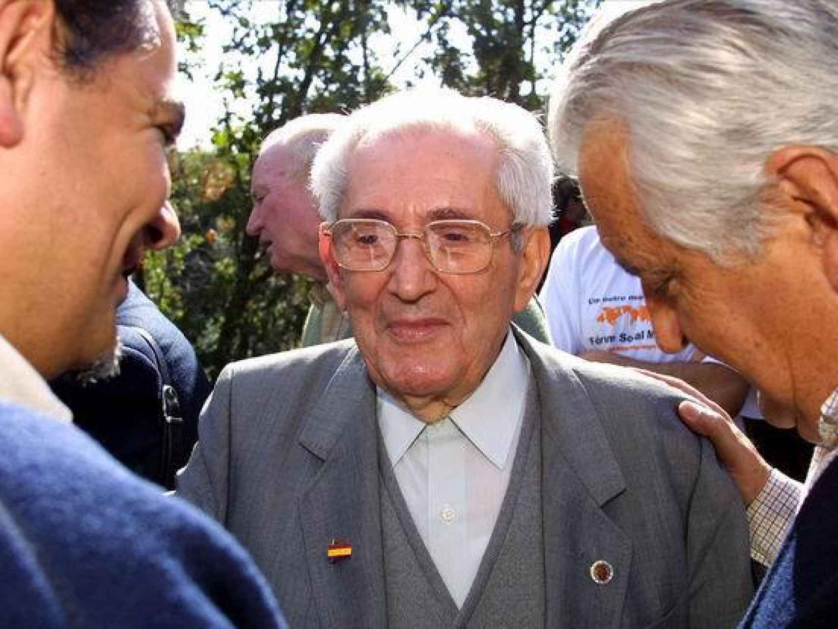 Marcelino Camacho durante la exhumación de una fosa común de la Guerra Civil en Candeleda (Ávila) en 2002