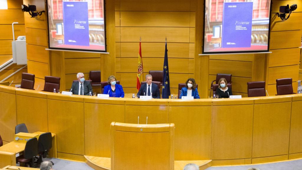 Por orden: Agustín Torreblanca, Enriqueta Chicano, Ander Gil, María Jesús Montero y Rosario García, en la presentación de 'Pioneras'.