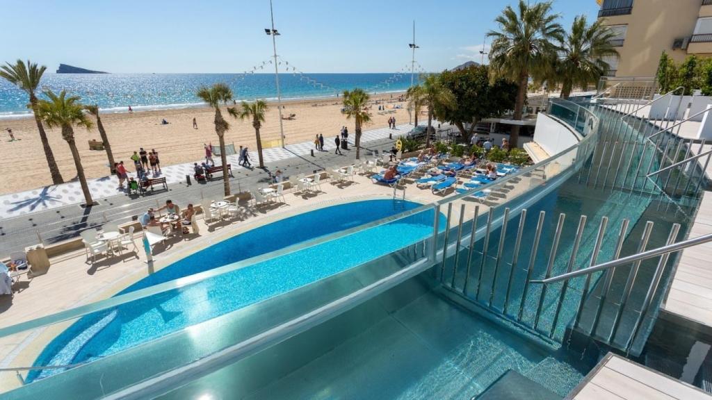 Hotel Cimbel en Benidorm, que cuenta con placas solares.