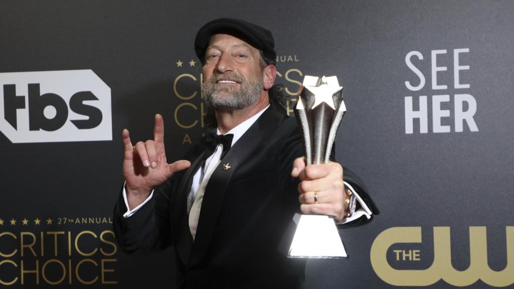 Troy Kotstur, con su Critics Choice por 'CODA'.