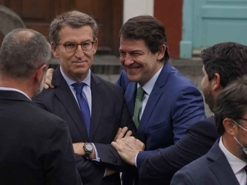 El presidente gallego, Alberto Núñez Feijóo, y el de Castilla y León, Alfonso Fernández Mañueco,  en La Palma el pasado sábado