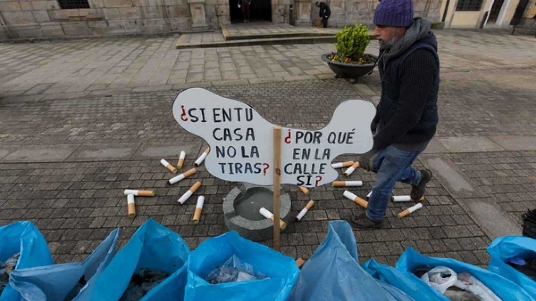 Proyecto Orbanajo deposita 80 kilos de basura ante el Ayuntamiento de Ponferrada para protestar contra la suciedad en las calles