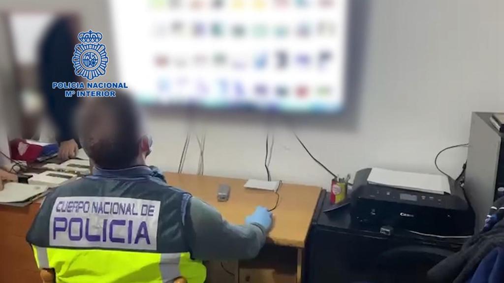 Un agente de la Policía Nacional investiga material pedófilo.