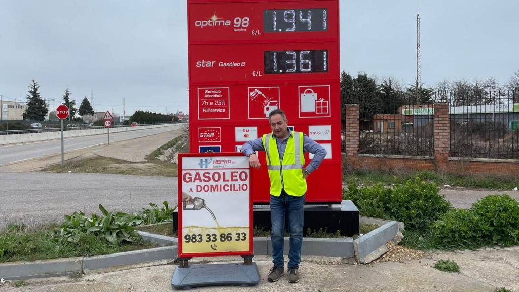 Leopoldo Herrero en su estación de servicio