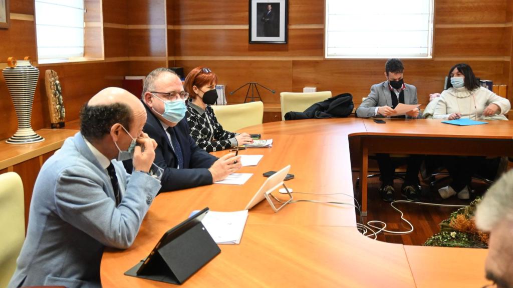 El consejero de Sanidad en funciones, Alejandro Vázquez, ha mantenido hoy una reunión con el alcalde de Villablino, Mario Rivas, y con los representantes de la 'Plataforma en defensa de la sanidad pública del Bierzo y Laciana'