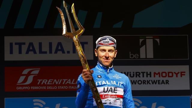 Tadej Pogacar con el tridente de la Tirreno-Adriático