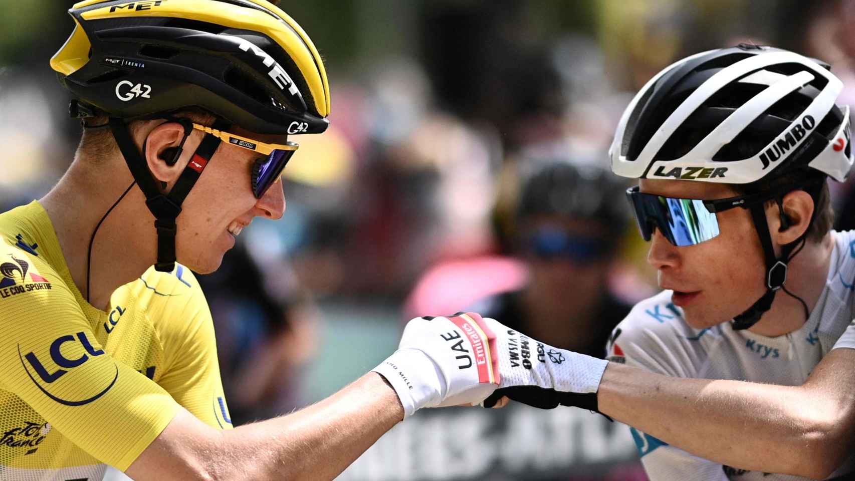 Tadej Pogacar y Jonas Vingegaard se saludan antes de una etapa del Tour de Francia 2021