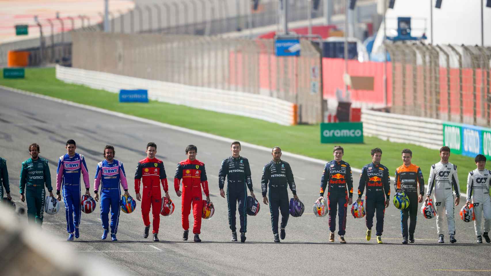 Los pilotos de la parrilla de Fórmula 1 2022 sobre el circuito de Bahréin