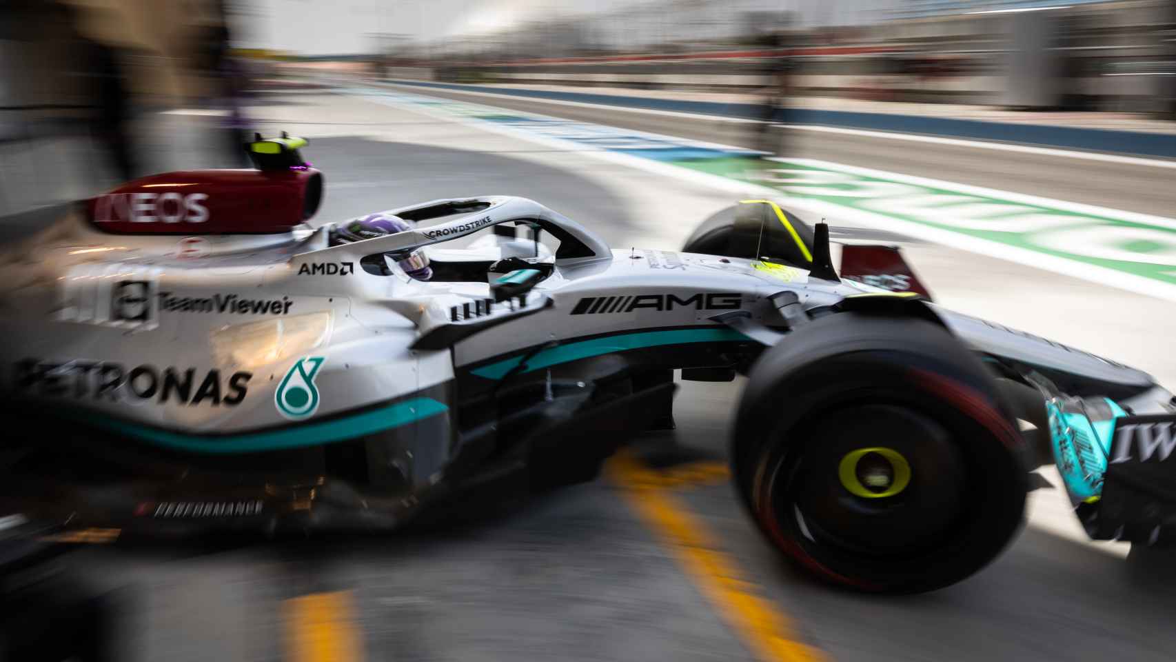 Hamilton y su nuevo Mercedes W13 con sus pontones rediseñados en Bahréin