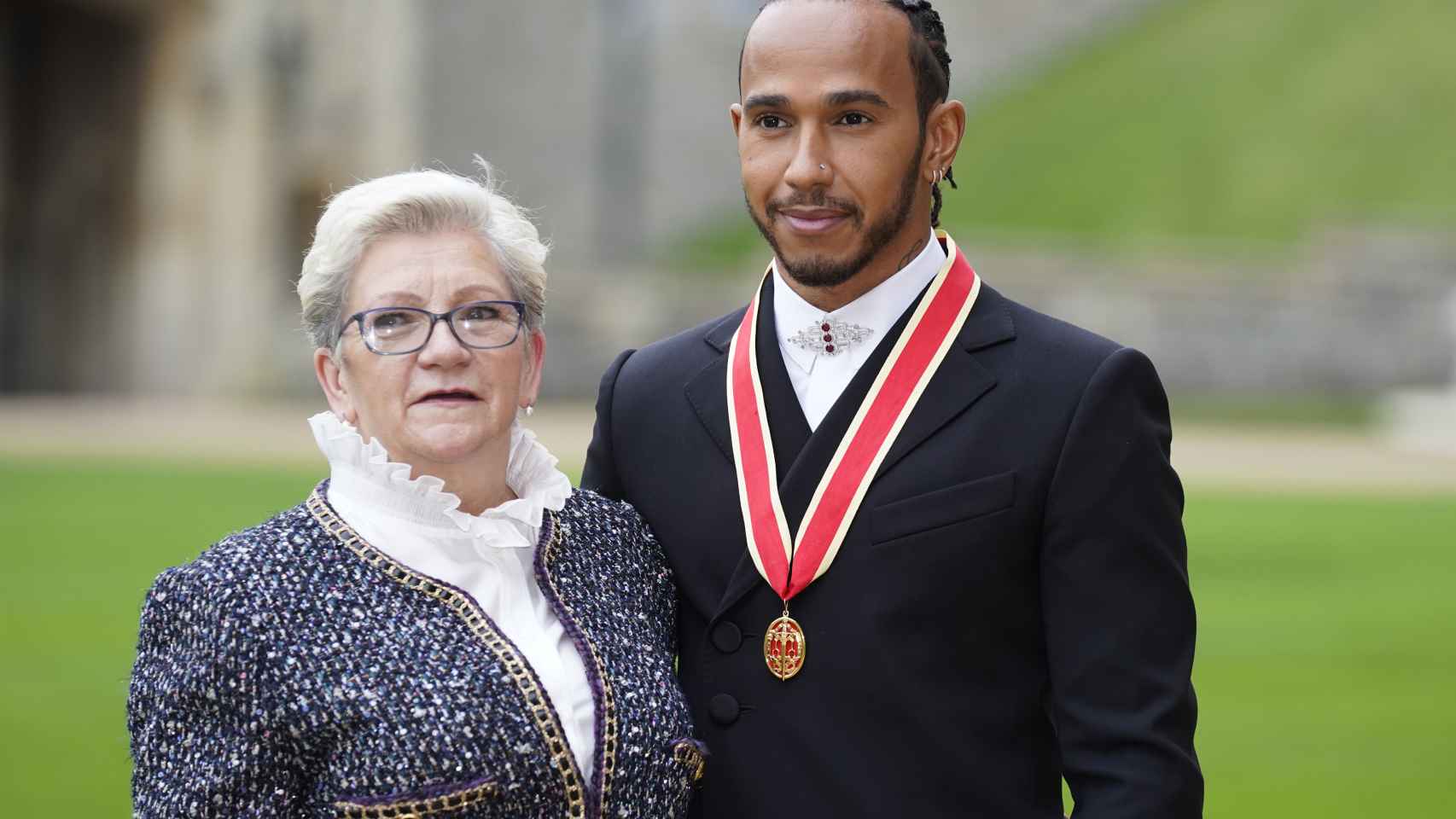 Lewis Hamilton, junto a su madre Carmen Larbaleister