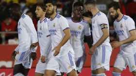 Karim Benzema celebra junto a sus compañeros del Real Madrid su gol al Mallorca