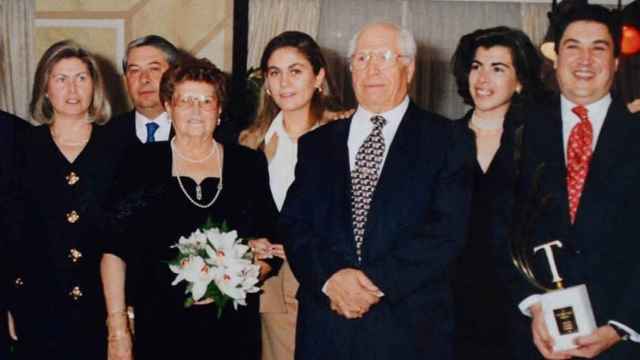 Lola Rodríguez junto a su marido, Justino Pérez, y parte de la familia en un aniversario del Hotel Beatriz.
